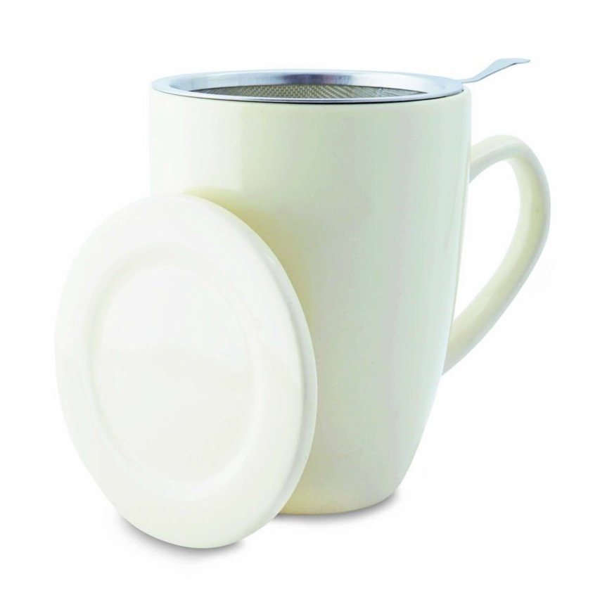 Shamila Teebecher mit Sieb