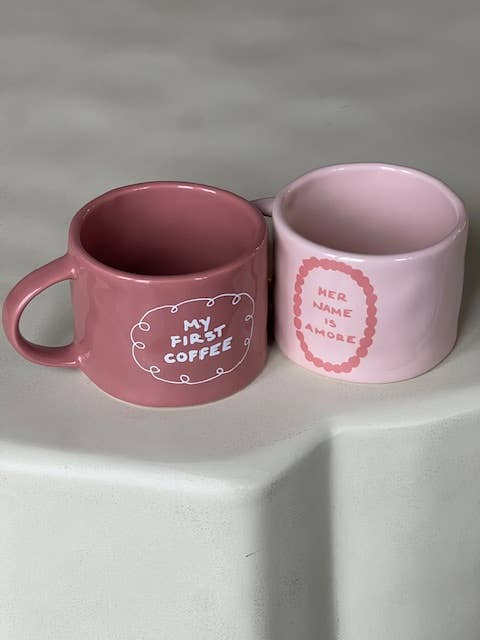 zwei Keramiktassen in rosa